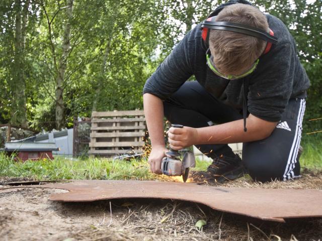 Die Klappe für den Ofen wird geschnitten. | Foto: Hendrik Silbermann (ARTWORKs) Die Klappe für den Ofen wird geschnitten. | Foto: Hendrik Silbermann (ARTWORKs)