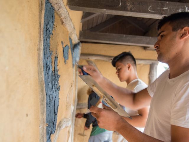 Verschönerung der Bushaltestelle. | Foto: Hendrik Silbermann (ARTWORKs) Verschönerung der Bushaltestelle. Teilnehmer bemalen die Wände des Gebäudes. | Foto: Hendrik Silbermann (ARTWORKs)