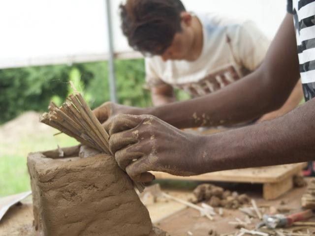Bau von Mini-Öfen. | Foto: Hendrik Silbermann (ARTWORKs) Jugendliche bauen Mini-Öfen. | Foto: Hendrik Silbermann (ARTWORKs)