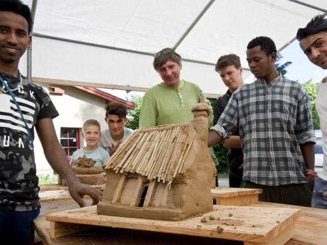 Präsentation des fertigen Mini-Ofens. | Foto: Hendrik Silbermann (ARTWORKs) Präsentation des fertigen Mini-Ofens durch Jugendliche und Anleiter. | Foto: Hendrik Silbermann (ARTWORKs)