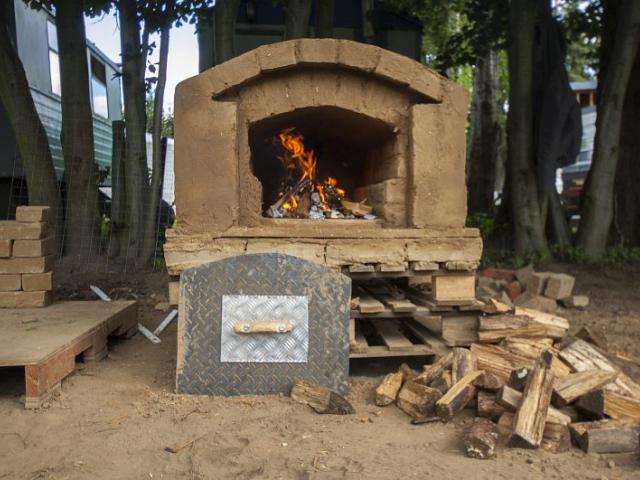 Anfeuern | Foto: Hendrik Silbermann (ARTWORKs) Anfeuern des Lehmbackofens. | Foto: Hendrik Silbermann (ARTWORKs)