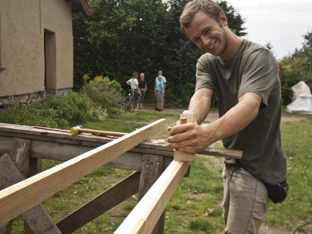 Hobeln | Foto: Hendrik Silbermann (ARTWORKs) Ein Stück Holz wird von einem jungen Mann gehobelt. | Foto: Hendrik Silbermann (ARTWORKs)