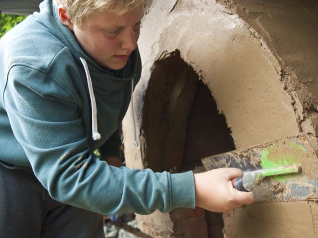 Glatt streichen. | Foto: Hendrik Silbermann (ARTWORKs) Glatt streichen. | Foto: Hendrik Silbermann (ARTWORKs)