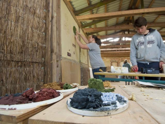 Herstellen von farbigen Putzen. | Foto: Hendrik Silbermann (ARTWORKs) Herstellen von farbigen Putzen. | Foto: Hendrik Silbermann (ARTWORKs)