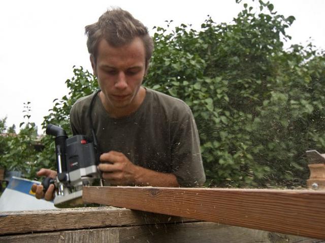 Letzte Arbeiten vor Fertigstellung. | Foto: Hendrik Silbermann (ARTWORKs) Letzte Arbeiten vor Fertigstellung an einem Stück Holz durch einen Jugendlichen mit Maschine.. | Foto: Hendrik Silbermann (ARTWORKs)