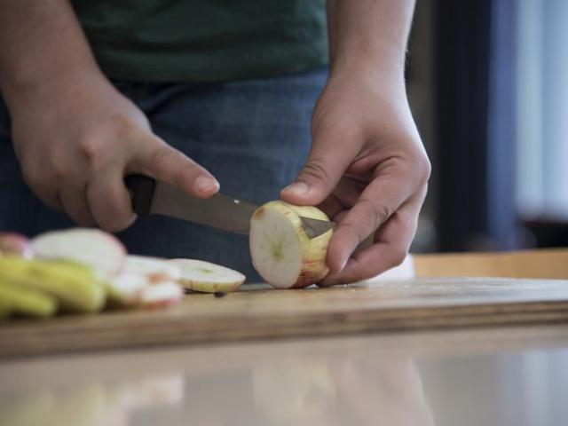 Rezeptwerkstatt | Foto: Hendrik Silbermann (ARTWORKs) Ein junger Mann schneidet Äpfel in der Küche. | Foto: Hendrik Silbermann (ARTWORKs)