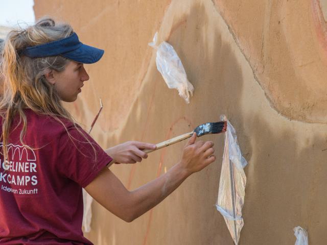 Verschiedene Muster werden entworfen. | Foto: Hendrik Silbermann (ARTWORKs) Verschiedene Muster werden entworfen, ein Mädchen malt an die Wand. | Foto: Hendrik Silbermann (ARTWORKs)