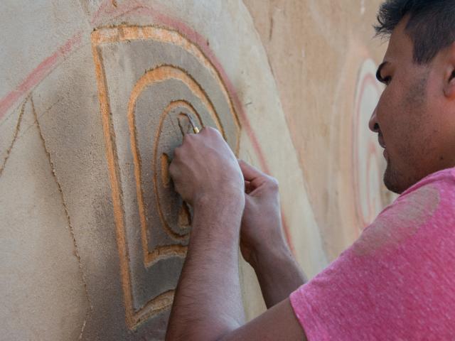 Anwenden der Sgraffito-Technik. | Foto: Hendrik Silbermann (ARTWORKs) Anwenden der Sgraffito-Technik durch einen jungen Mann. | Foto: Hendrik Silbermann (ARTWORKs)