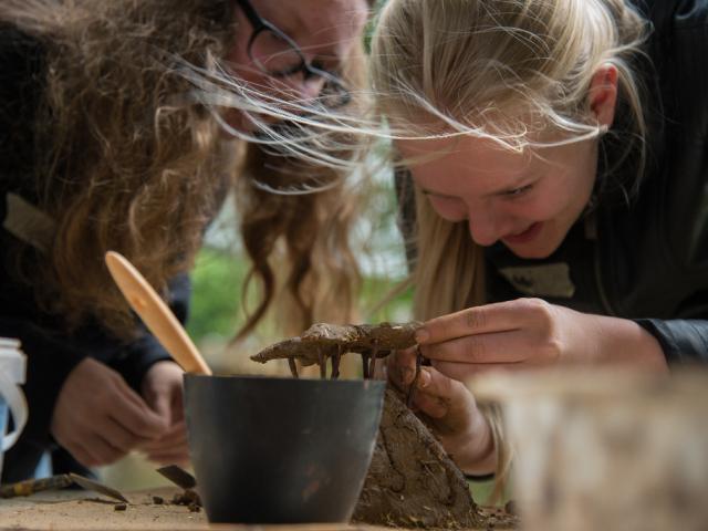 Teilnehmerinnen entwerfen ein Ofenmodell in Form einer Blüte|Foto: Hendrik Silbermann (ARTWORKs) Modell Lehmbackofen|Foto: Hendrik Silbermann (ARTWORKs)