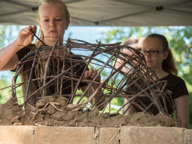 Workcamp-Teilnehmerinnen bauen ein Weidengeflecht als Grundstruktur für einen Backraum |Foto: Hendrik Silbermann (ARTWORKs) Weidengeflecht Lehmbackofen |Foto: Hendrik Silbermann (ARTWORKs)