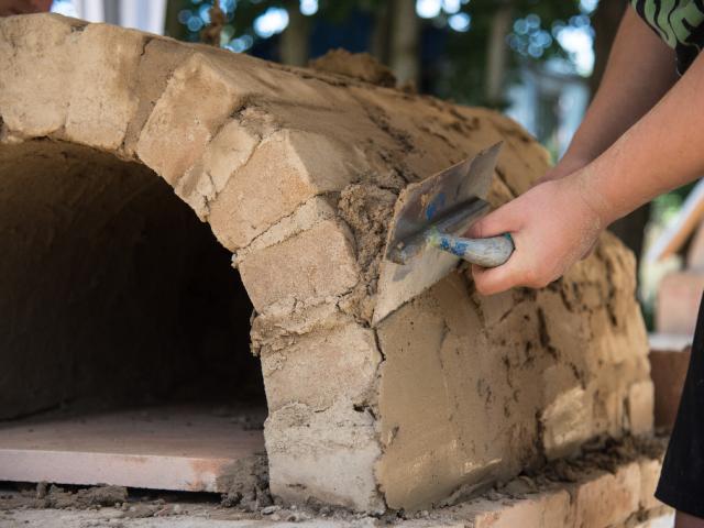 Das Gewölbe ist perfekt gelungen. Nun wird mit Lehm verputzt. |Foto: Hendrik Silbermann (ARTWORKs) Gewölbeofen wird mit Lehm verputzt. |Foto: Hendrik Silbermann (ARTWORKs)