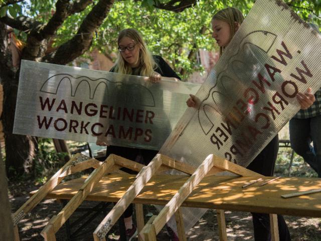 In der Dachbaugruppe wird Upcycling betrieben: ein Ofendach entsteht neu |Foto: Hendrik Silbermann (ARTWORKs) Aus altem wird Neues: Ofendachbau. |Foto: Hendrik Silbermann (ARTWORKs)