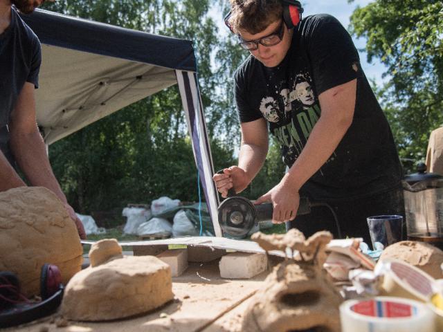 Die Flex wird in verantwortungsvolle Hände gegeben. Zum Bauen gehört auch Mut. |Foto: Hendrik Silbermann (ARTWORKs) Teilnehmer arbeitet mit der Flex. |Foto: Hendrik Silbermann (ARTWORKs)