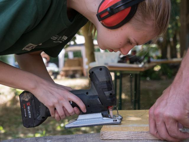 Holzarbeiten mit der Stichsäge. Entdecke deine handwerklichen Fähigkeiten. |Foto: Hendrik Silbermann (ARTWORKs) Teilnehmerin sägt mit der Stichsäge einen Rundbogen aus. |Foto: Hendrik Silbermann (ARTWORKs)