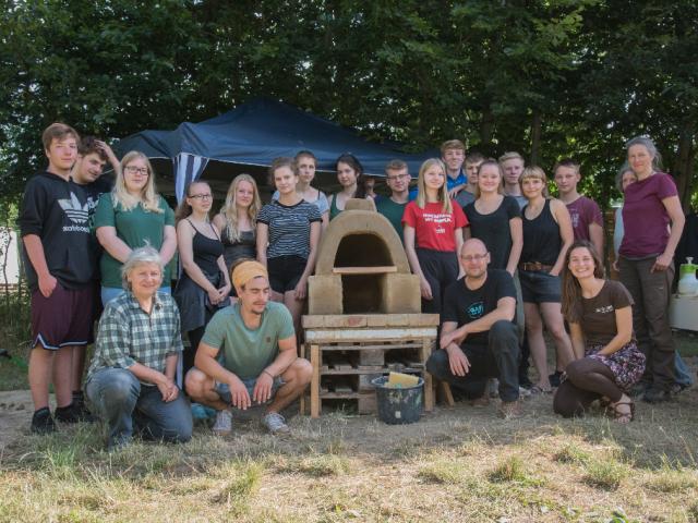 Workcampteilnehmer*innen aus Lübz zeigen ihre Ofenbaukünste. |Foto: Hendrik Silbermann (ARTWORKs) Gruppenfoto der Workcampteilnehmerinnen zum Lehmbackofenbau |Foto: Hendrik Silbermann (ARTWORKs)