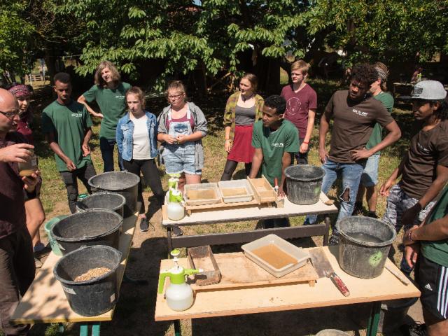 Experimentieren mit Lehm. | Foto: Hendrik Silbermann (ARTWORKs) Alle Teilnehmer erfahren an einem Tisch, was mit Lehm möglich ist anhand von Experimenten. | Foto: Hendrik Silbermann (ARTWORKs)