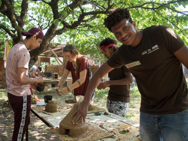 Modellieren kleiner Lehmöfen. | Foto: Hendrik Silbermann (ARTWORKs) Modellieren kleiner Lehmöfen zum Üben für die Teilnehmenden, wie die großen gebaut werden. | Foto: Hendrik Silbermann (ARTWORKs)