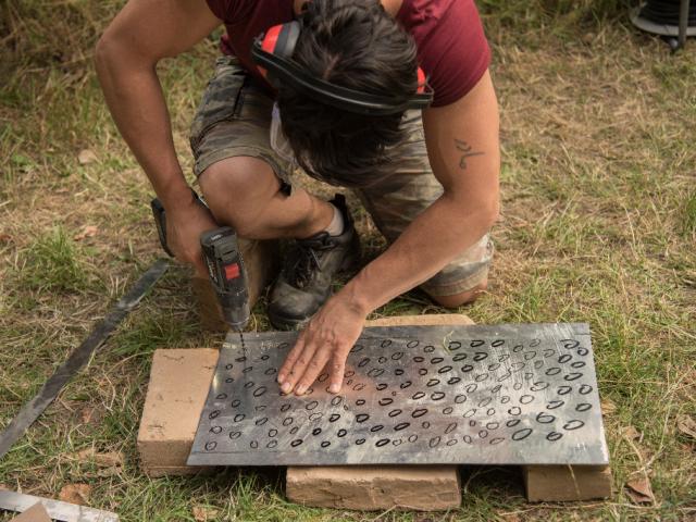 Zuschneiden und Löchern einer Zwischenplatte. | Foto: Hendrik Silbermann (ARTWORKs) Zuschneiden und Löchern einer Zwischenplatte durch einen jungen Erwachsenen. | Foto: Hendrik Silbermann (ARTWORKs)