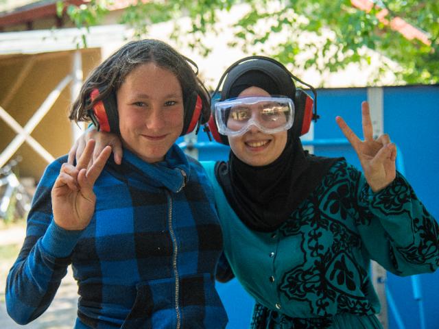 Fröhliche Gesichter. | Foto: Hendrik Silbermann (ARTWORKs) Zwei Teilnehmerinnen lächeln in die Kamera. | Foto: Hendrik Silbermann (ARTWORKs)