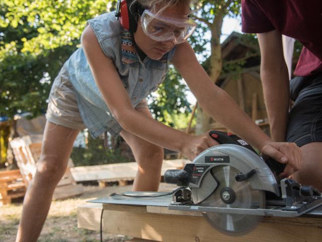Eine Teilnehmerin sägt mit der Kreissäge. | Foto: Hendrik Silbermann (ARTWORKs) Eine Teilnehmerin sägt mit der Kreissäge.. | Foto: Hendrik Silbermann (ARTWORKs)