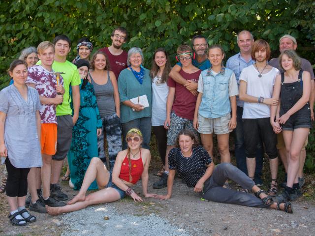 Gruppenfoto aller Teilnehmenden. | Foto: Wangeliner Workcamps Gruppenfoto aller Teilnehmenden. | Foto: Wangeliner Workcamps