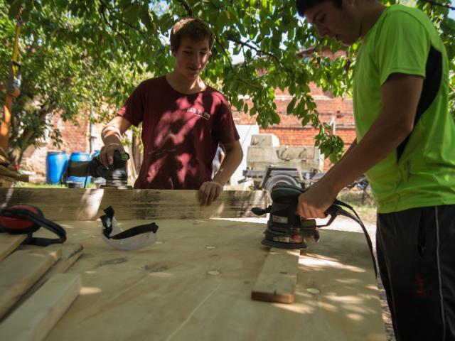 Holzbearbeitung. | Foto: Hendrik Silbermann (ARTWORKs) Teilnehmer bearbeiten Holz. | Foto: Hendrik Silbermann (ARTWORKs)