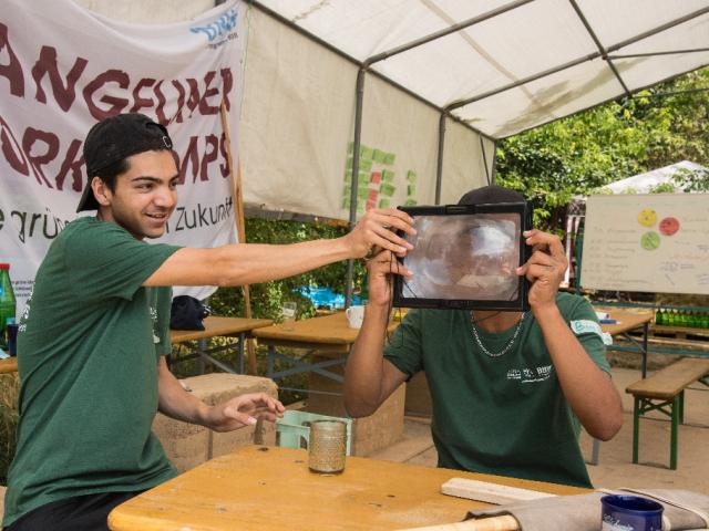 Experimente mit Sonne und Glas. | Foto: Hendrik Silbermann (ARTWORks) Zwei Teilnehmer führen Experimente mit Sonne und Glas durch. | Foto: Hendrik Silbermann (ARTWORks)