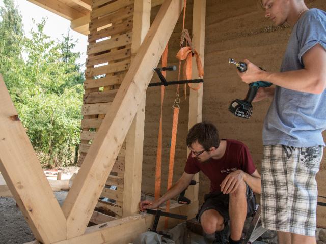 Die Teilnehmer vermessen das Badehaus, damit die Duschwände perfekt angepasst werden können. | Foto: Hendrik Silbermann (ARTWORKs) Die Teilnehmer vermessen das Badehaus, damit die Duschwände perfekt angepasst werden können. | Foto: Hendrik Silbermann (ARTWORKs)