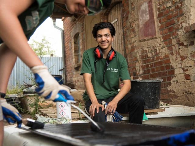 Teilnehmende bemalen den Heizungskollektor mit schwarzer Farbe. | Foto: Hendrik Silbermann (ARTWORks) Teilnehmende bemalen den Heizungskollektor mit schwarzer Farbe. | Foto: Hendrik Silbermann (ARTWORks)