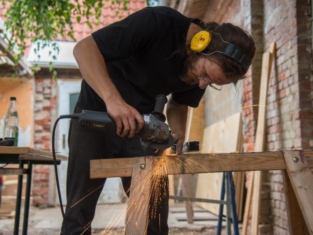 Metallarbeiten | Foto: Hendrik Silbermann (ARTWORks) Ein junger Mann bearbeitet mit einer Maschine Metall. | Foto: Hendrik Silbermann (ARTWORks)