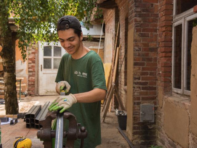 Verschiedene Werkzeuge kommen zum Einsatz. | Foto: Hendrik Silbermann (ARTWORks) Ein junger Teilnehmer steht am Schraubstock. | Foto: Hendrik Silbermann (ARTWORks)
