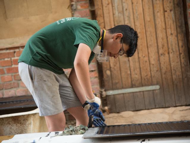 Ein Teilnehmer arbeitet eifrig. | Foto: Hendrik Silbermann (ARTWORKs) Ein Teilnehmer arbeitet eifrig., er steht am Sonnenkollektor. | Foto: Hendrik Silbermann (ARTWORKs)