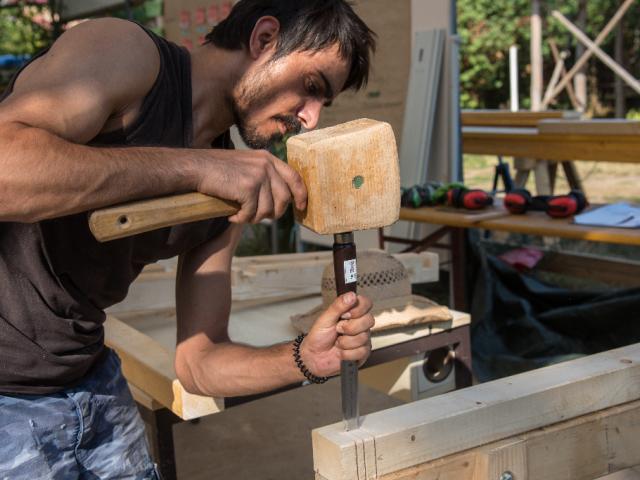 Auch der Hammer kommt zum Einsatz. | Foto: Hendrik Silbermann (ARTWORKs) Auch der Hammer kommt zum Einsatz, ein Teilnehmer befestigt die Holzleisten. | Foto: Hendrik Silbermann (ARTWORKs)