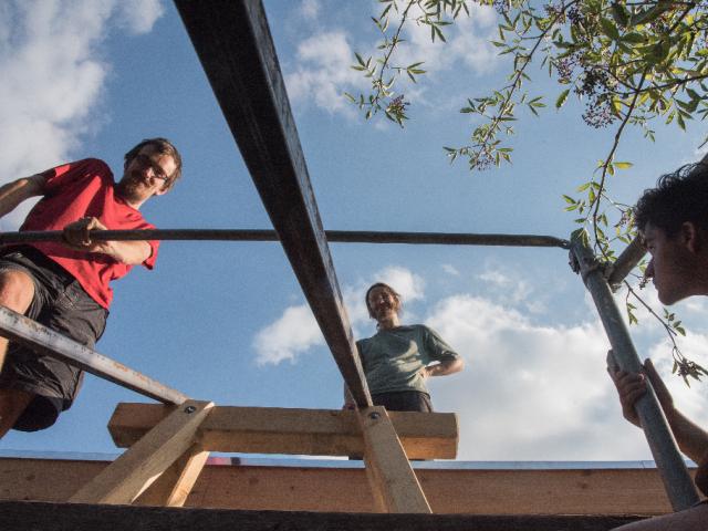 Die zugeschnittenen Teile werden auf dem Dach des Badehauses befestigt. | Foto: Hendrik Silbermann (ARTWORKs) Die zugeschnittenen Teile werden von den Teilnehmenden auf dem Dach des Badehauses befestigt. | Foto: Hendrik Silbermann (ARTWORKs)