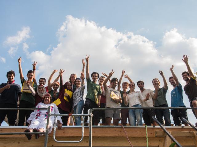 Gruppenfoto | Foto: Hendrik Silbermann (ARTWORKs) Gruppenfoto aller Teilnehmender auf dem Dach des Badehauses. | Foto: Hendrik Silbermann (ARTWORKs)