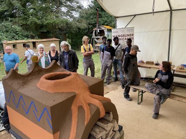 Abschlussfeier mit allen Teilnehmer:innen und Freund:innen des Lehmbaus Abschlussfeier mit allen Teilnehmer:innen und Freund:innen des Lehmbaus