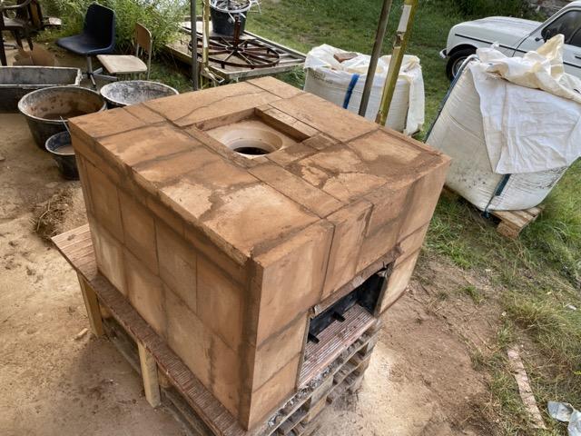 Grundaufbau des Lehmofens mit Brennkammer Grundaufbau des Lehmofens mit Brennkammer