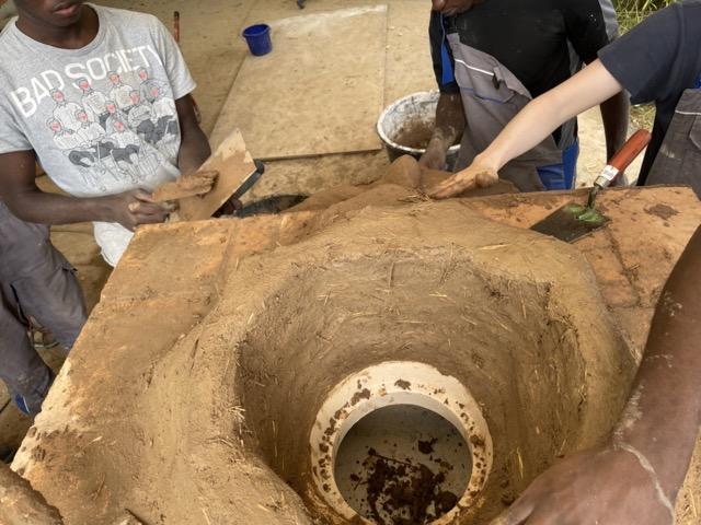 Formen des Lehmofens mit den Händen Formen des Lehmofens mit den Händen