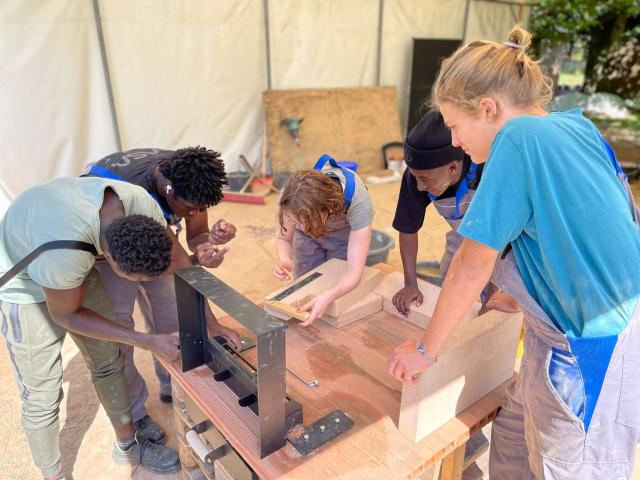Schamottesteine nach Verlegeplan messen und zuschneiden Schamottesteine nach Verlegeplan messen und zuschneiden