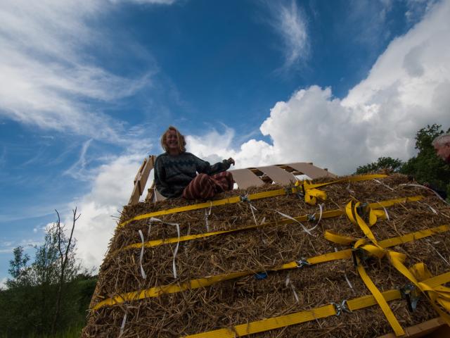Von oben hat man die beste Sicht! | Foto: Hendrik Silbermann (ARTWORKs) Aufnahme eines Teilnehmenden auf der Strohbrücke.