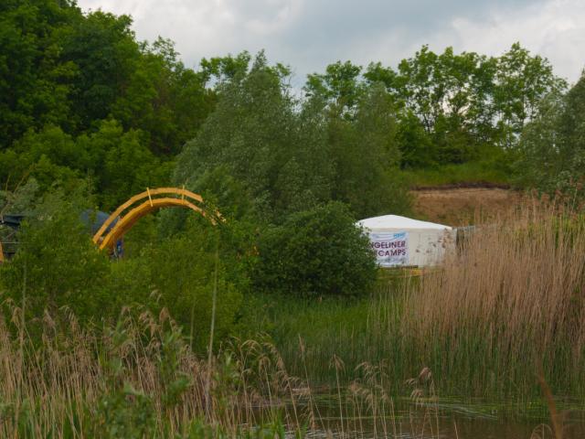 Im Hintergrund der Badesee der Kiesgrube in Alt Tellin in Mecklenburg-Vorpommern | Foto: Hendrik Silbermann (ARTWORKs) Umgebung der Strohbrücke in Mecklenburg-Vorpommern (Badesee der Kiesgrube in Alt Tellin)