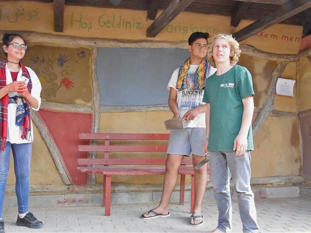 Die Teilnehmenden gestalteten die Bushaltestelle in Wangelin. | Foto: Hendrik Silbermann (ARTWORKs) Die Teilnehmenden stehen in der Bushaltestelle in Wangelin, welche sie während des Workcamps farblich verschönerten. | Foto: Hendrik Silbermann (ARTWORKs)