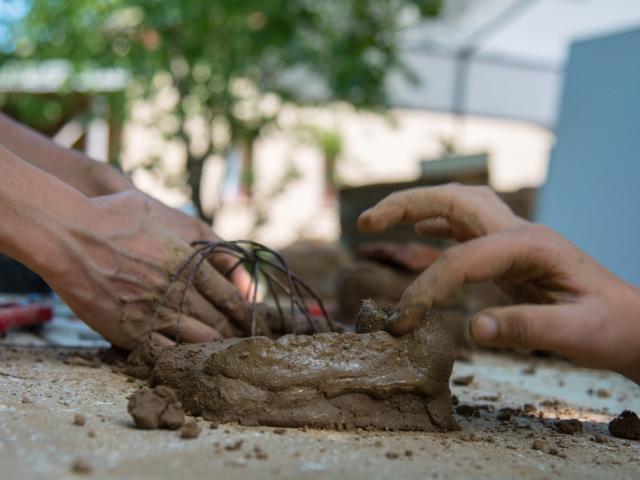 In Handarbeit entstehen die Modelle der Lehmbacköfen