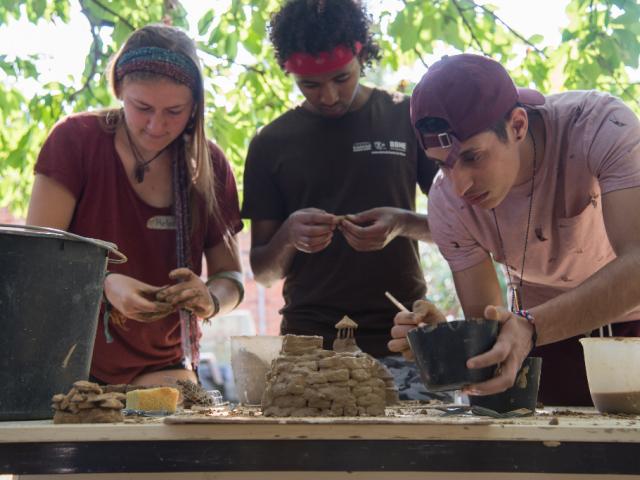 Interkulturell entstehen neue kreative Lehmofenmodelle