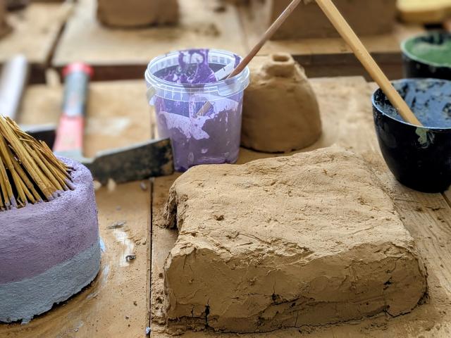 Durch das Entwickeln kleiner Modelle lernen wir den Baustoff Lehm kennen - und seine vielfältigen Möglichkeiten. Lehm kann auch bunt sein! Durch das Entwickeln kleiner Modelle lernen wir den Baustoff Lehm kennen - und seine vielfältigen Möglichkeiten