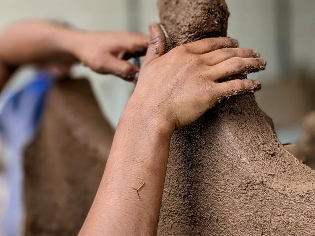 Kreativ formen und entdecken: Dein Weg zur Kunst aus Lehm Materialforschung Lehm und Bau einer Skulptur