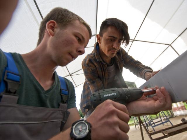 Ein Wangeliner Workcamp voller Kreativität und Freundschaft für 16- bis 25-Jährige" Gemeinsames Basteln beim Upcycling Workshop für junge Leute