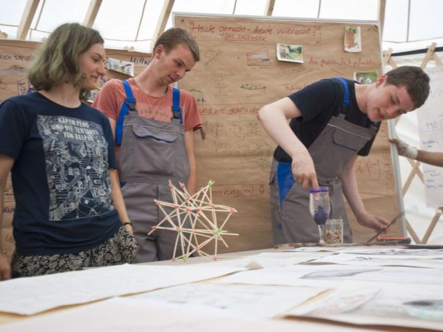 Ein Wangeliner Workcamp für junge Pioniere zwischen 16 und 25 Jahren Drei junge Leute beim Bau eines brauchbaren Objekts für die Bildungsstätte für Lehmbau