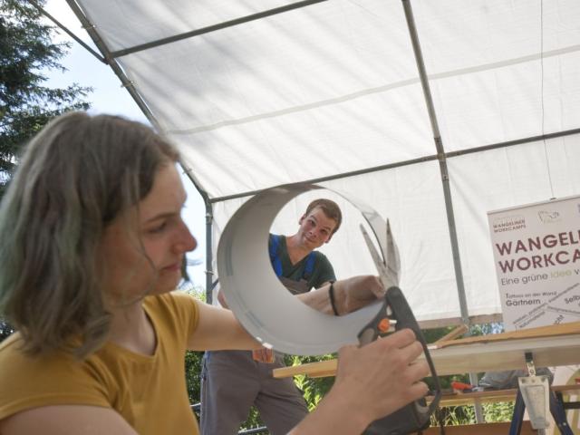 Entdecke Deine kreative Ader im Wangeliner Workcamp für junge Erwachsene Eine junge Frau kreiiert ein Modell für das Workcamp Umcycling