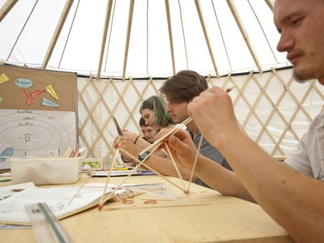 Ein sommerliches Abenteuer im Wangeliner Workcamp für 16- bis 25-Jährige Drei junge Menschen in der Jurte bauen Modelle für das WWC